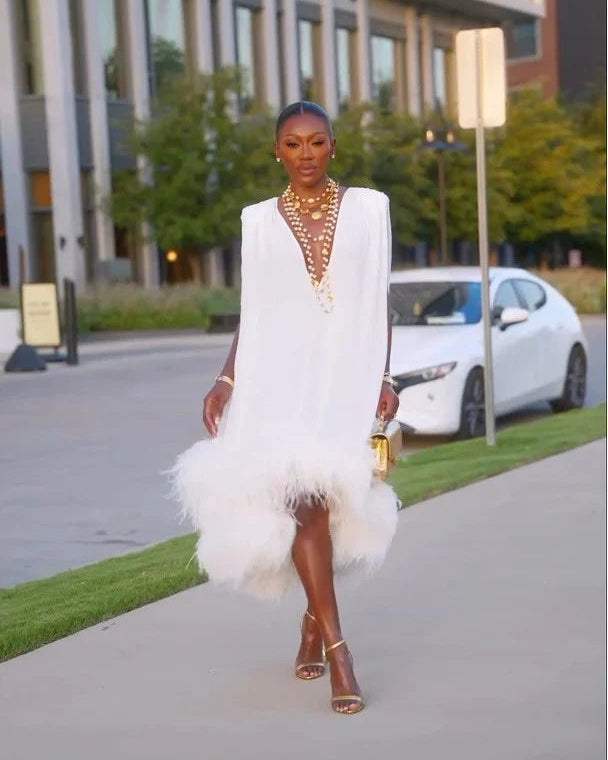 Vestido Midi Elegante Sin Mangas con Apliques de Plumas Blancas y Dobladillo Irregular