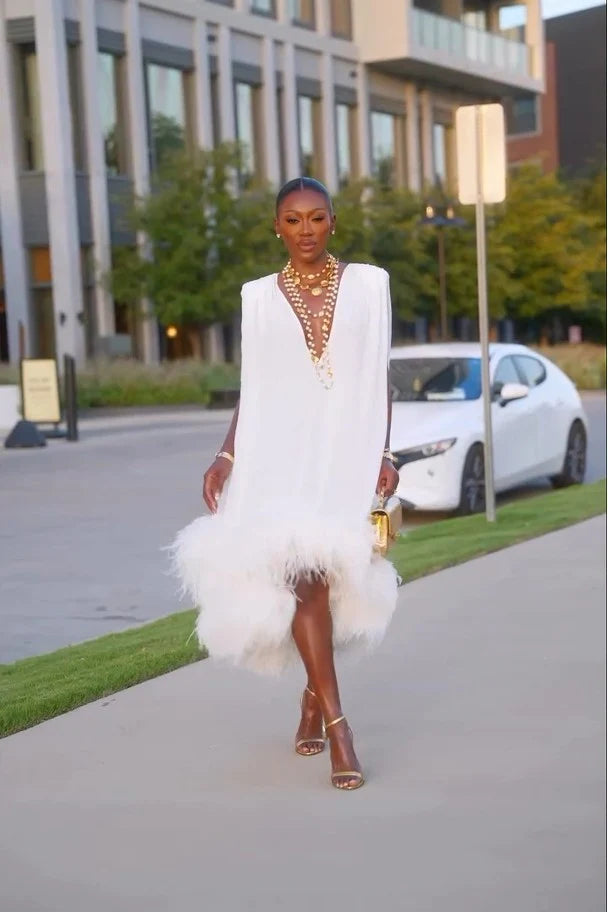 Vestido Midi Elegante Sin Mangas con Apliques de Plumas Blancas y Dobladillo Irregular