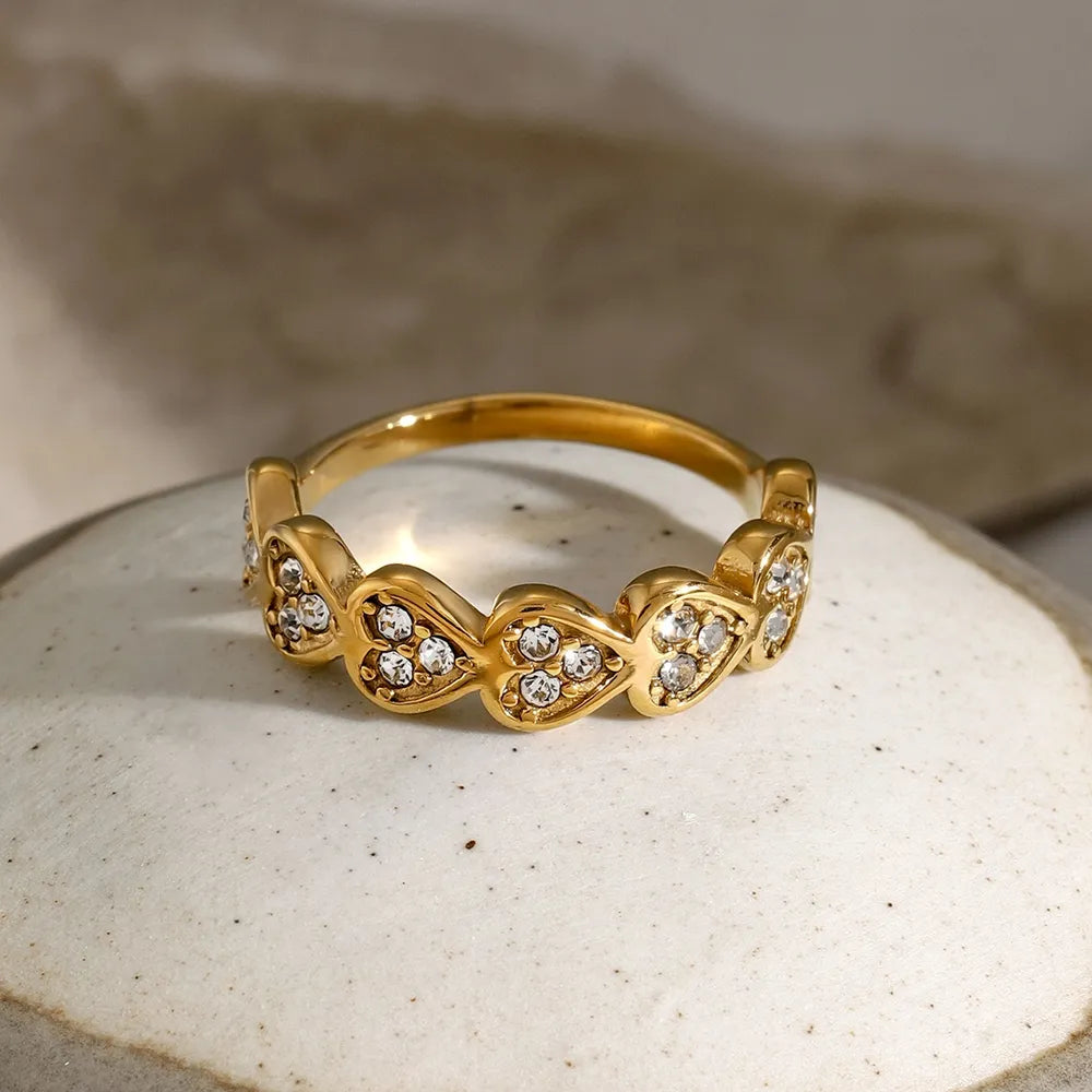 Anillo de corazón con circonitas incrustadas en acero inoxidable