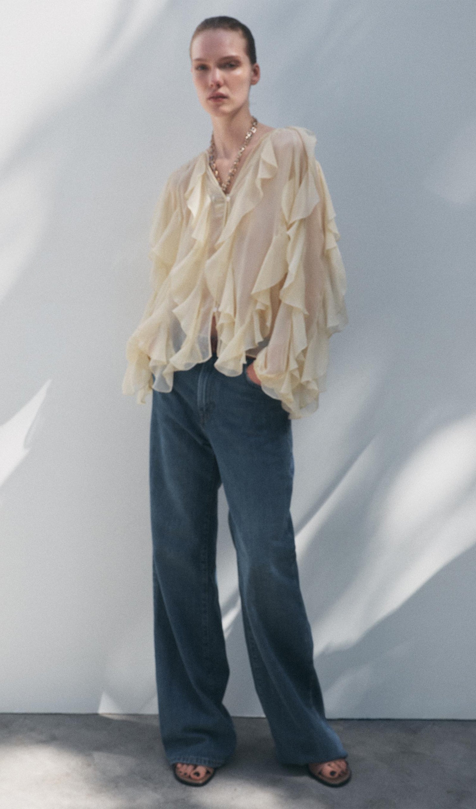 BLUSA CON VOLANTES