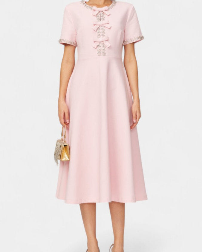 Linda Vestido Midi Acampanado con Lazo de Cristal y Detalles Elegantes