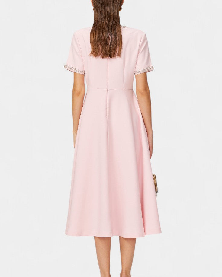 Linda Vestido Midi Acampanado con Lazo de Cristal y Detalles Elegantes