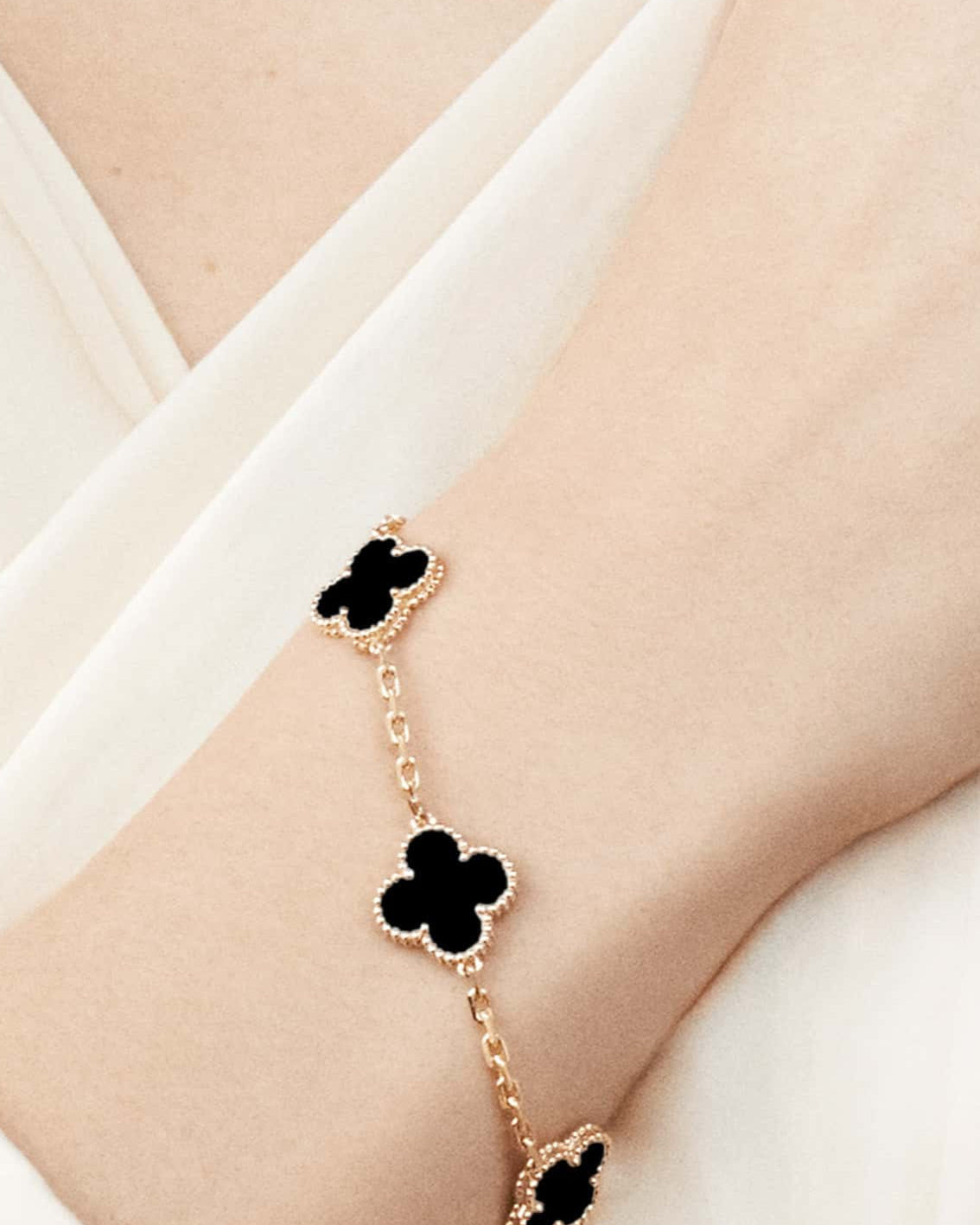 Pulsera con Motivo de Trébol y Elegancia Baño de Oro