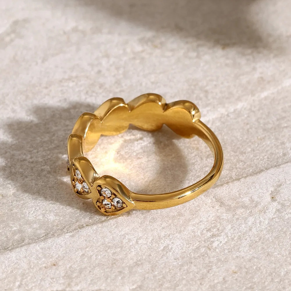 Anillo de corazón con circonitas incrustadas en acero inoxidable