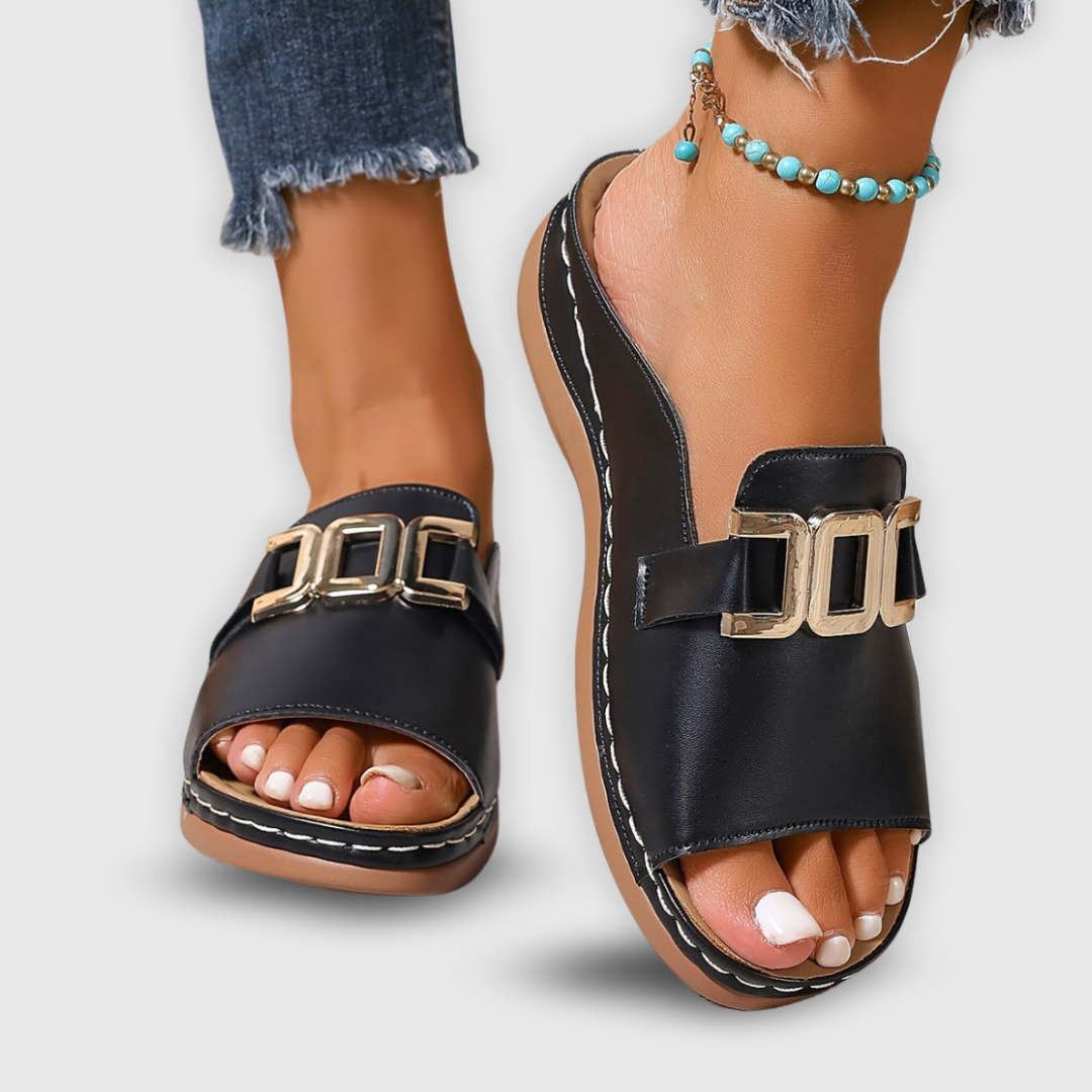 Ángeles | Sandalias sin cordones para mujer con detalle de hebilla