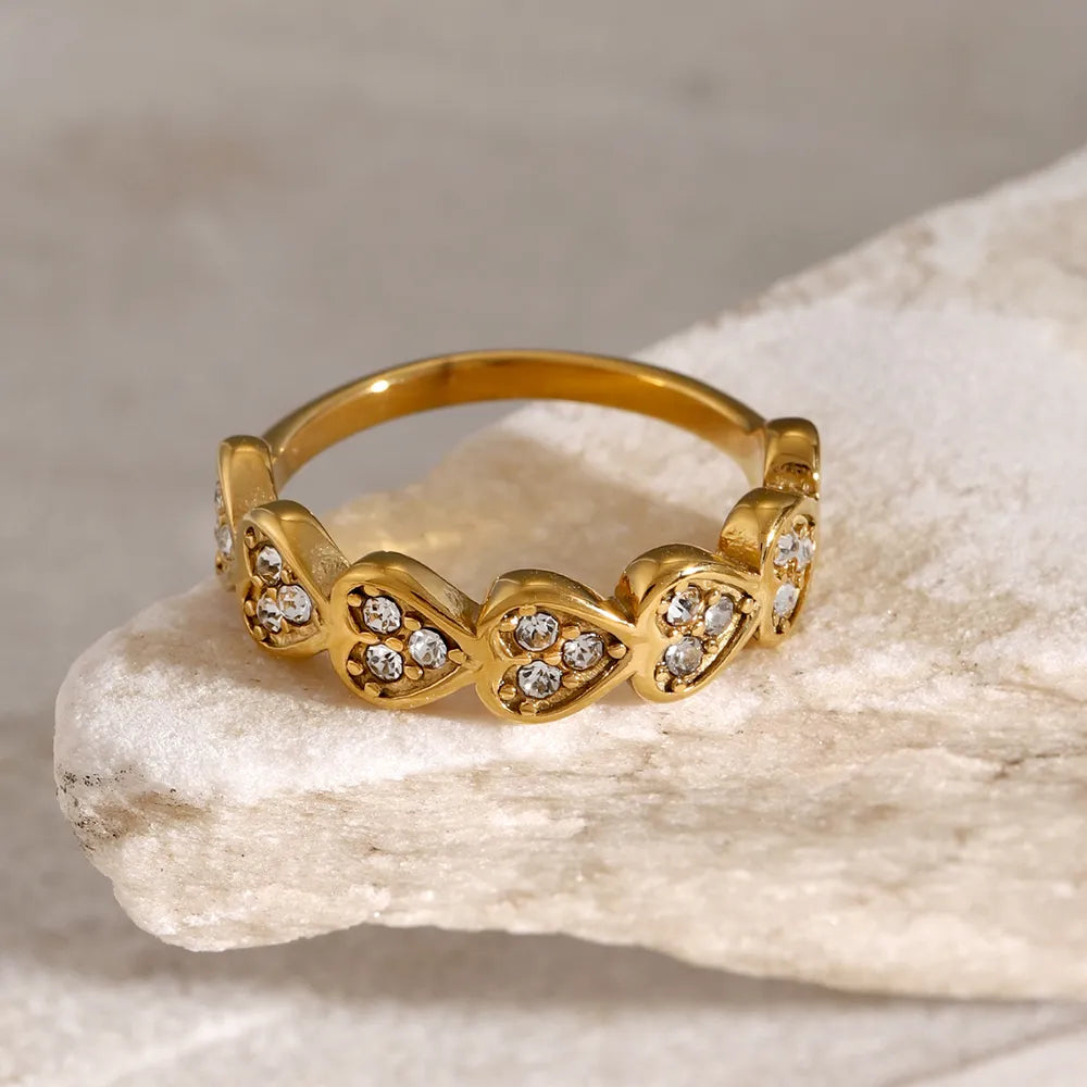Anillo de corazón con circonitas incrustadas en acero inoxidable