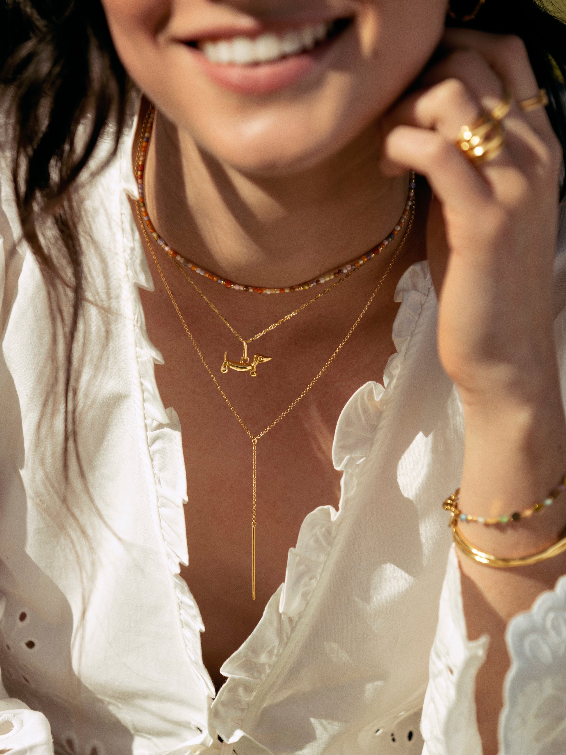 Charm de Perro Teckel con Esmalte Blanco y Baño de Oro