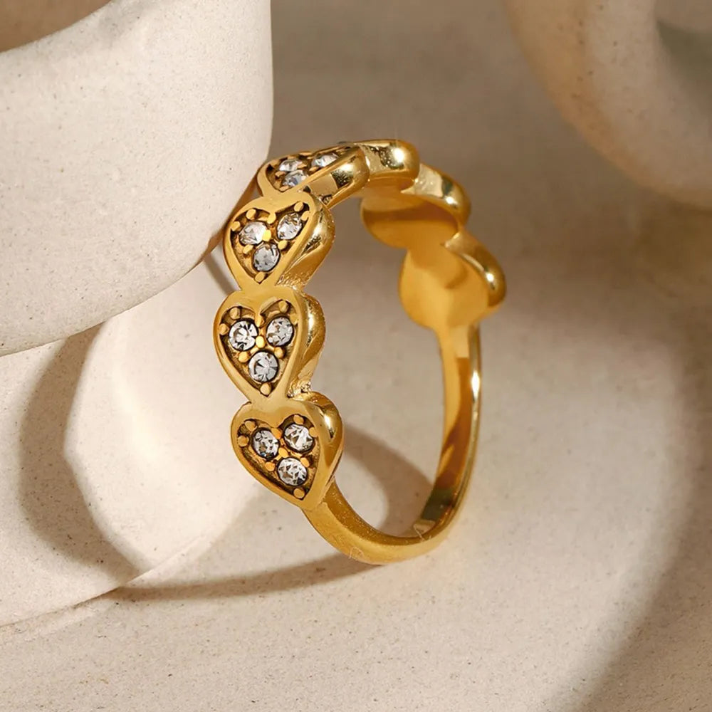 Anillo de corazón con circonitas incrustadas en acero inoxidable