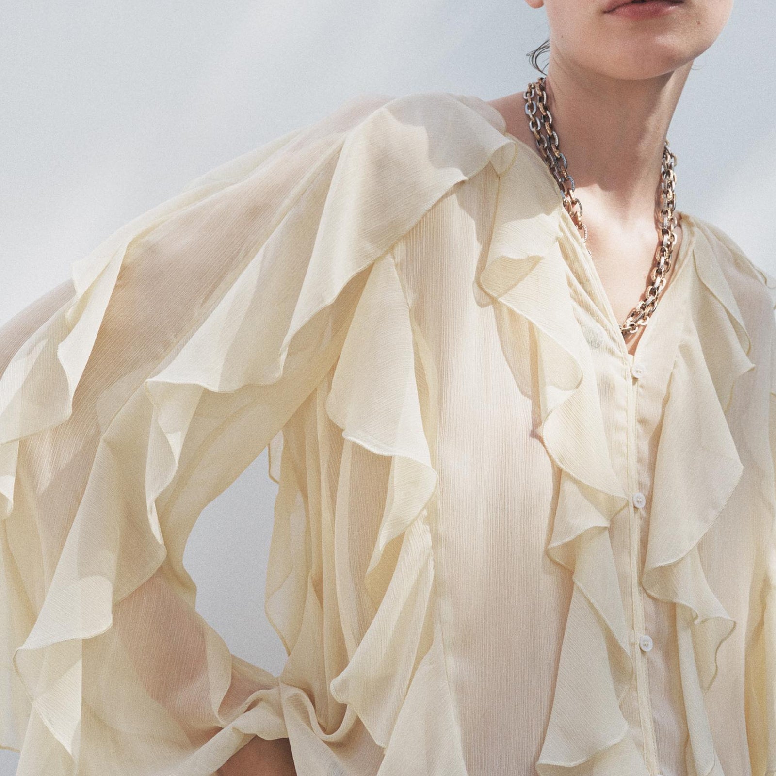 BLUSA CON VOLANTES