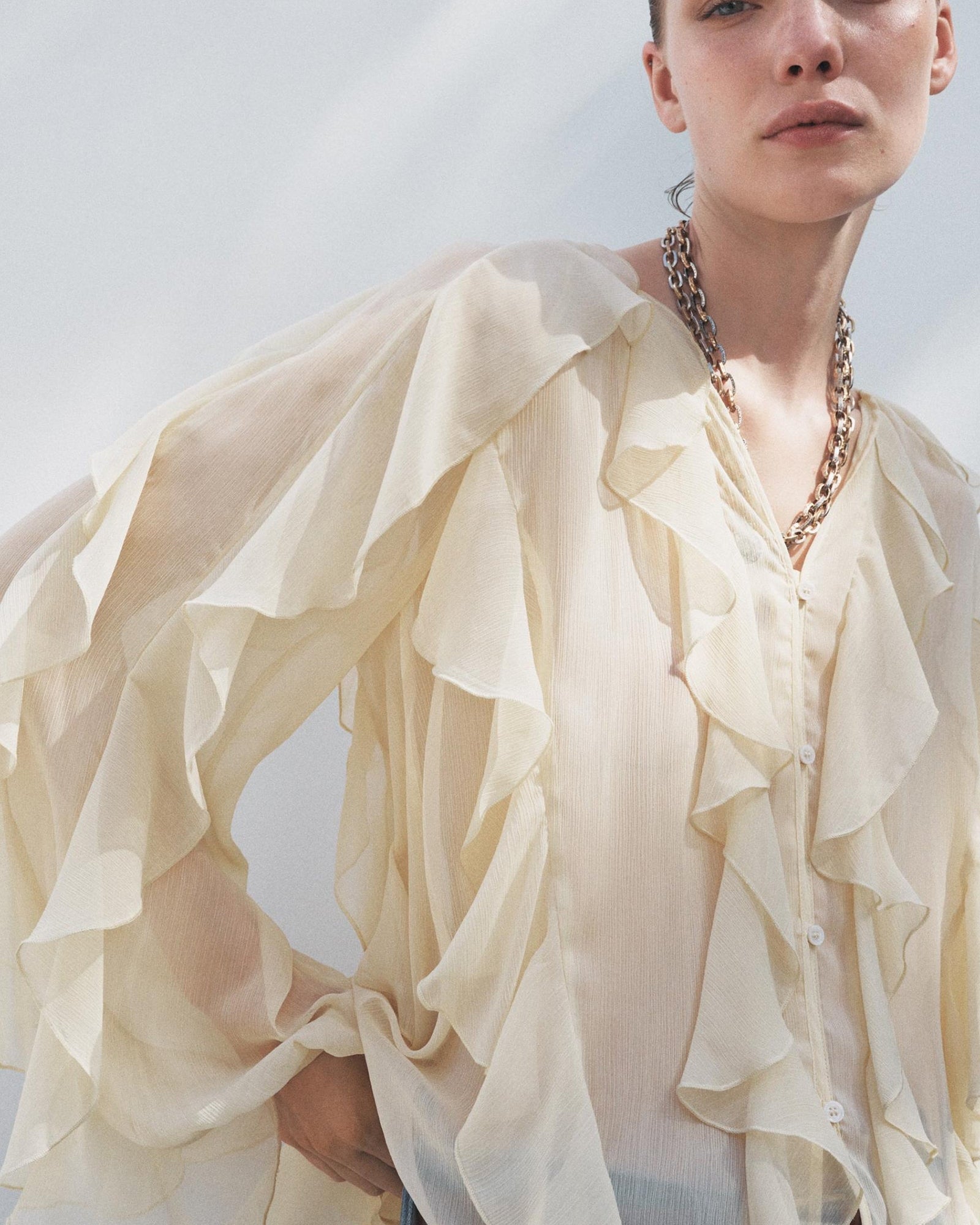 BLUSA CON VOLANTES