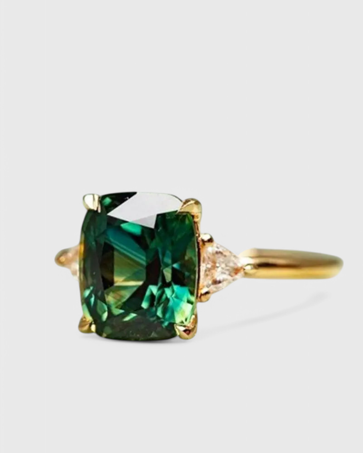 Anillo de Esmeralda Cuadrado Elegante en Acabado Dorado