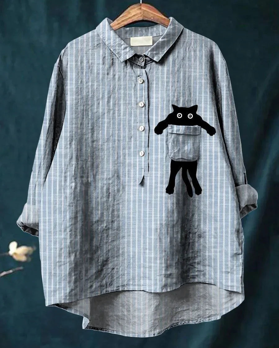 HAILEY – BLUSA JUGUETONA CON BOLSILLO DE GATO