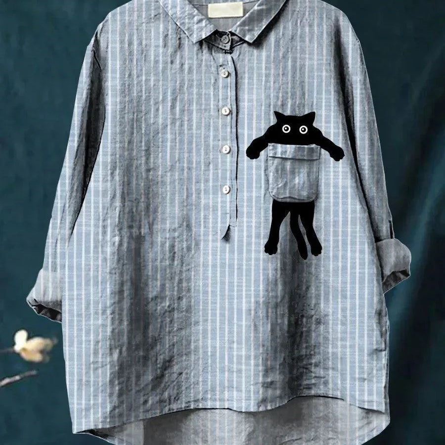 HAILEY – BLUSA JUGUETONA CON BOLSILLO DE GATO