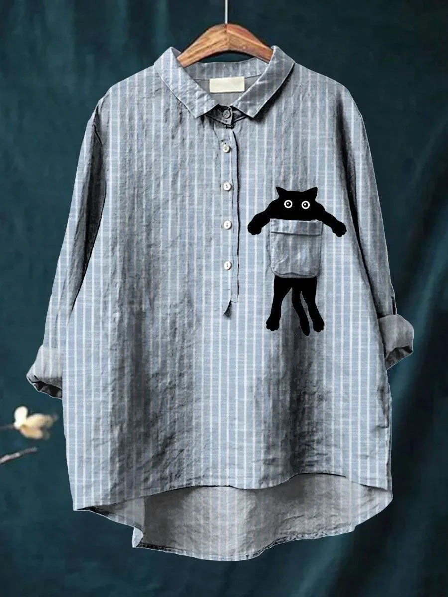 HAILEY – BLUSA JUGUETONA CON BOLSILLO DE GATO