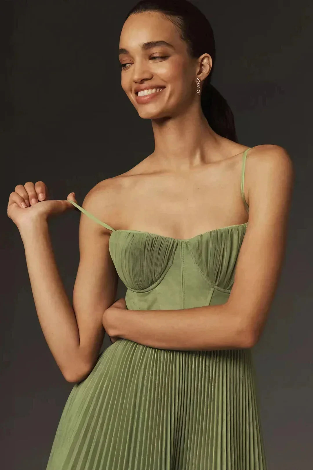 AMBER | VESTIDO DE TUL PLISADO CON DRAPEADO ASIMÉTRICO