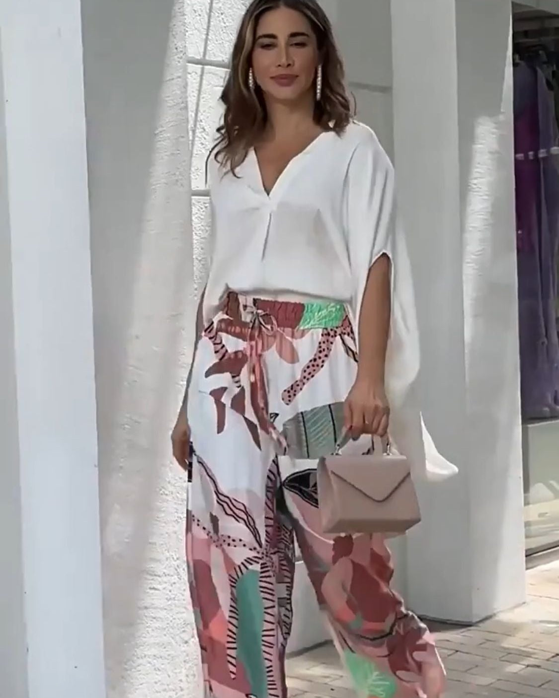 Conjunto Elegancia Tropical - Blusa fluida + pantalón estampado