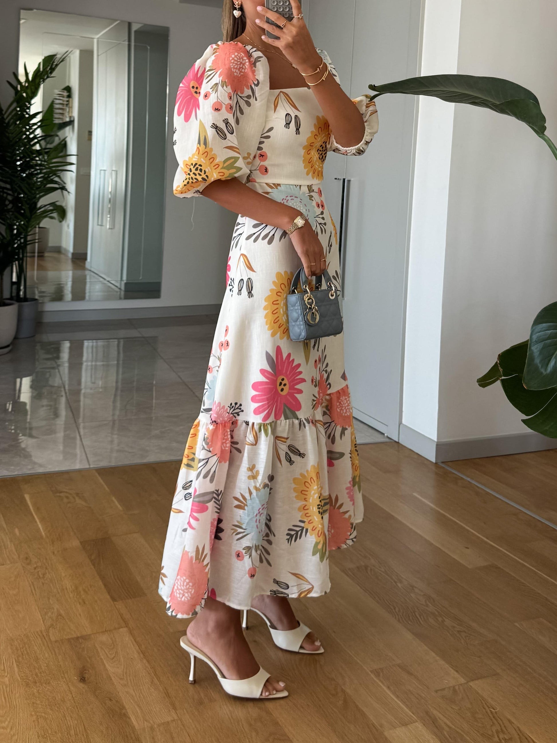 Vestido Maxi Floral Elegante para Mujeres - Escote Cuadrado con Mangas Abullonadas - Espalda Abierta - Dobladillo con Volantes en Capas - Estilo para Invitadas de Boda