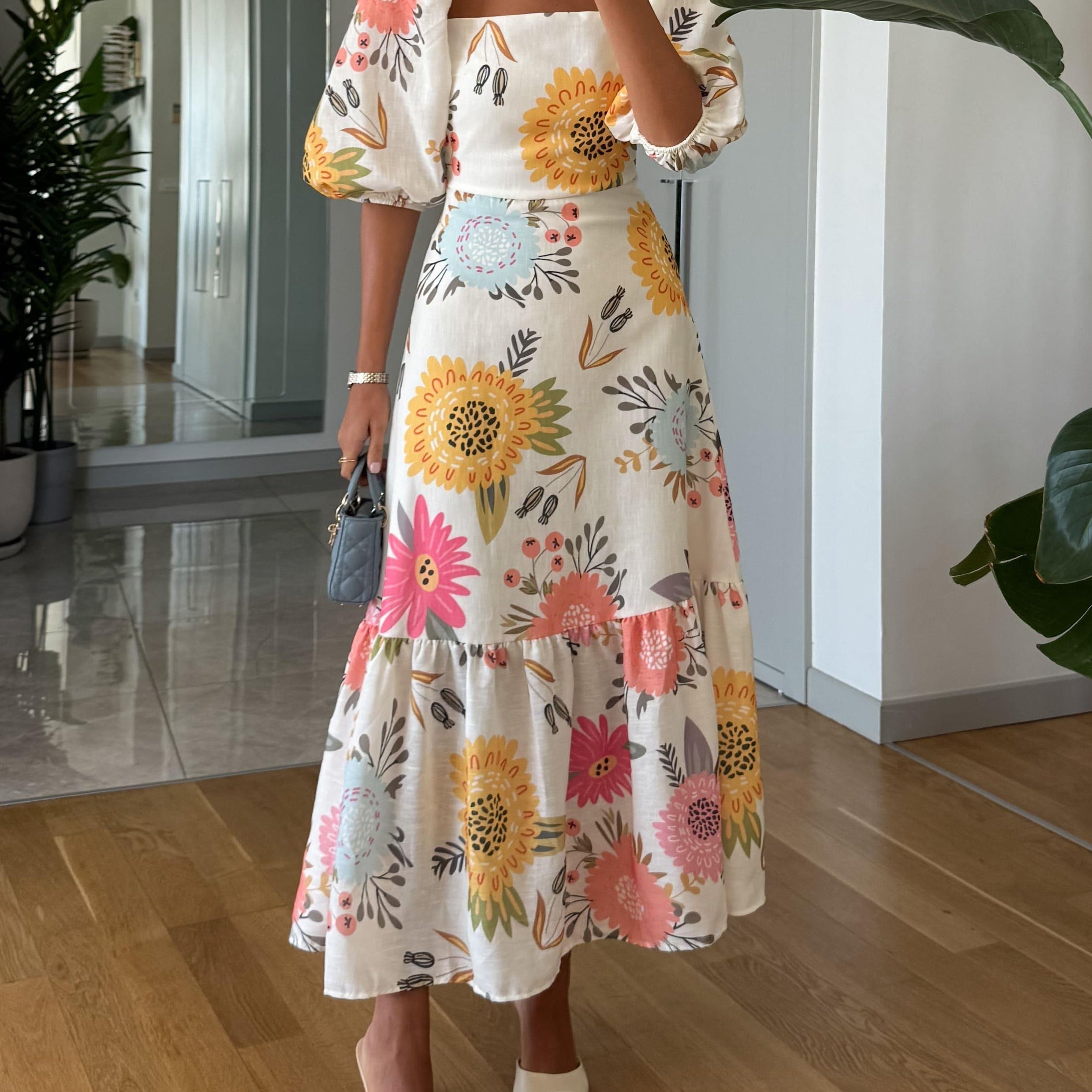 Vestido Maxi Floral Elegante para Mujeres - Escote Cuadrado con Mangas Abullonadas - Espalda Abierta - Dobladillo con Volantes en Capas - Estilo para Invitadas de Boda
