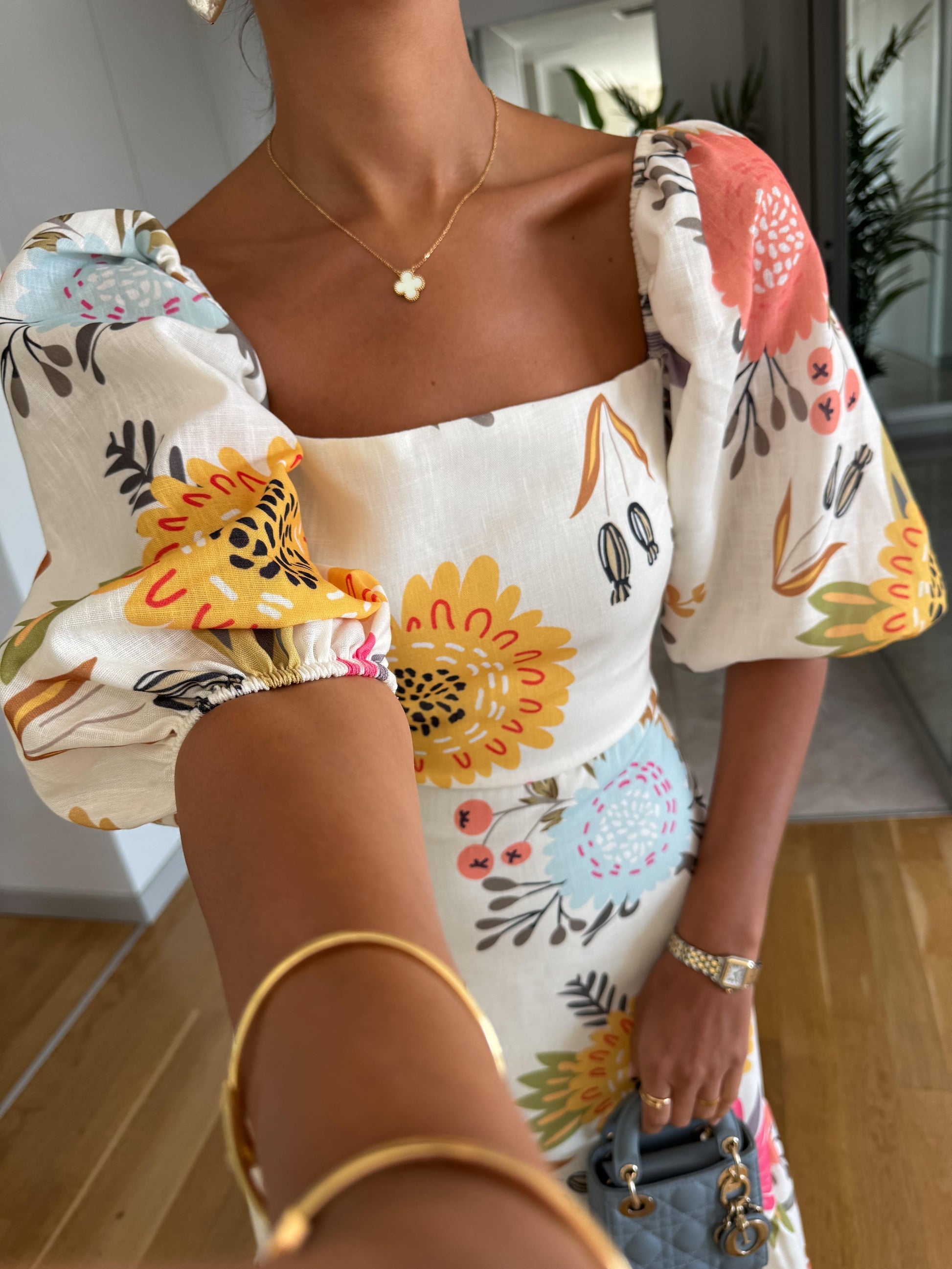 Vestido Maxi Floral Elegante para Mujeres - Escote Cuadrado con Mangas Abullonadas - Espalda Abierta - Dobladillo con Volantes en Capas - Estilo para Invitadas de Boda