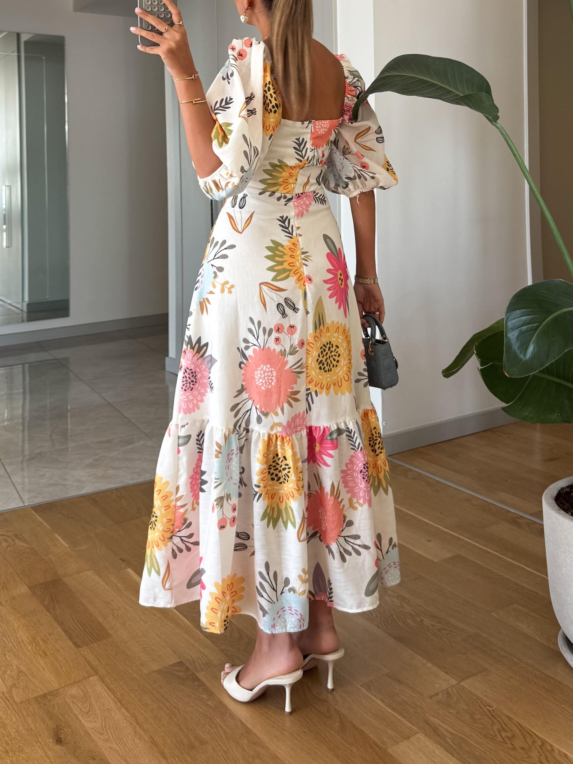 Vestido Maxi Floral Elegante para Mujeres - Escote Cuadrado con Mangas Abullonadas - Espalda Abierta - Dobladillo con Volantes en Capas - Estilo para Invitadas de Boda