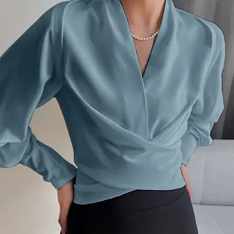 CASSANDRA – BLUSA ELEGANTE CON ESCOTE EN V DRAPEADO