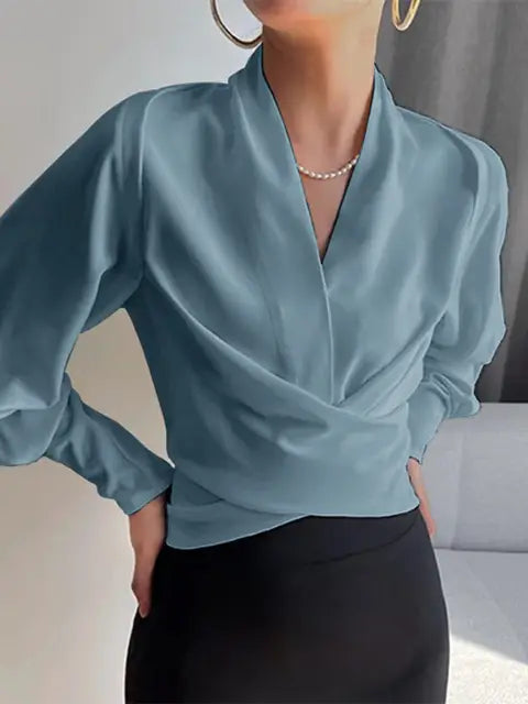CASSANDRA – BLUSA ELEGANTE CON ESCOTE EN V DRAPEADO