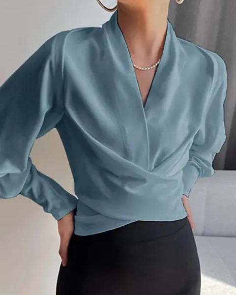 CASSANDRA – BLUSA ELEGANTE CON ESCOTE EN V DRAPEADO