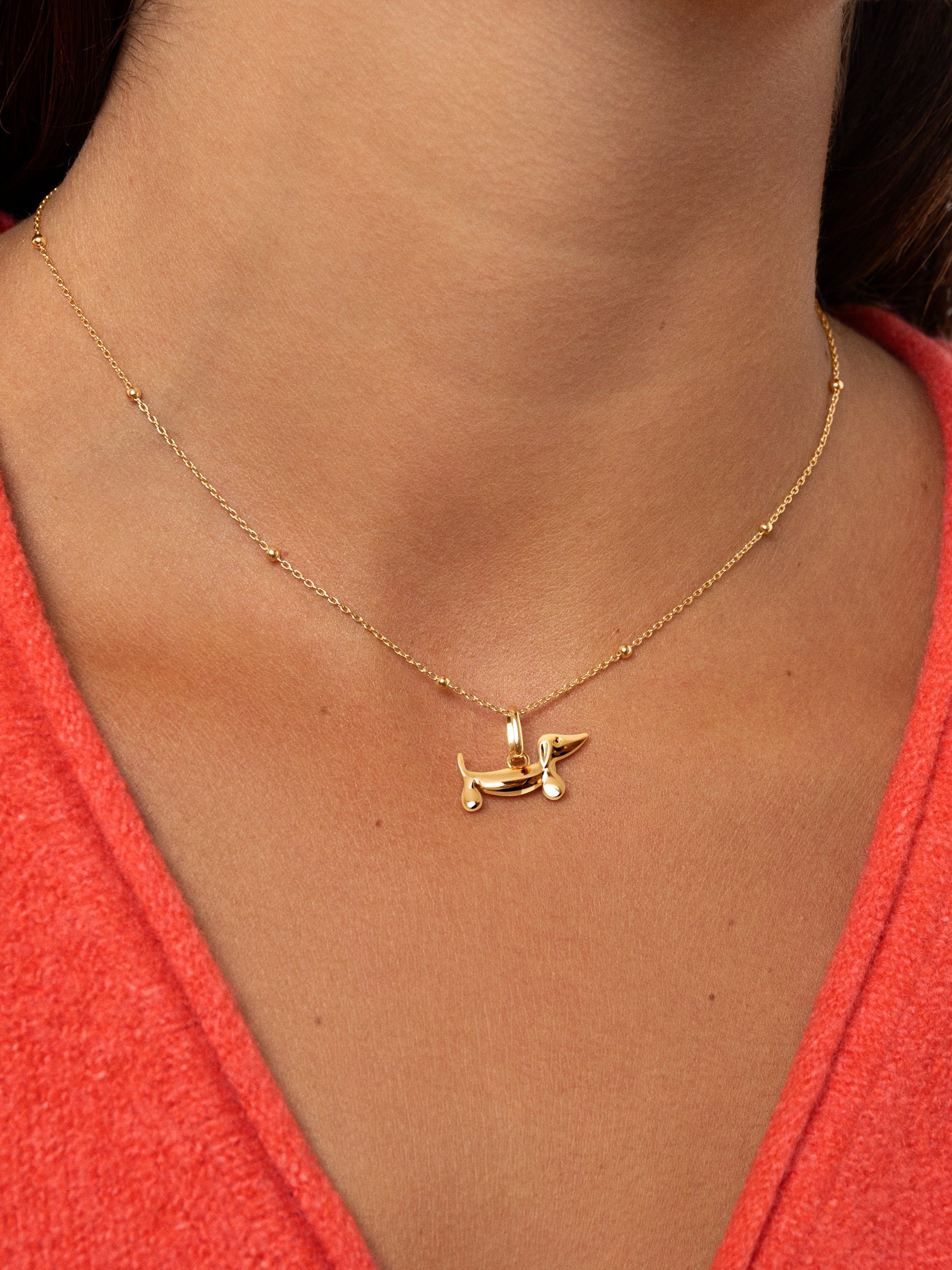 Charm de Perro Teckel con Esmalte Blanco y Baño de Oro