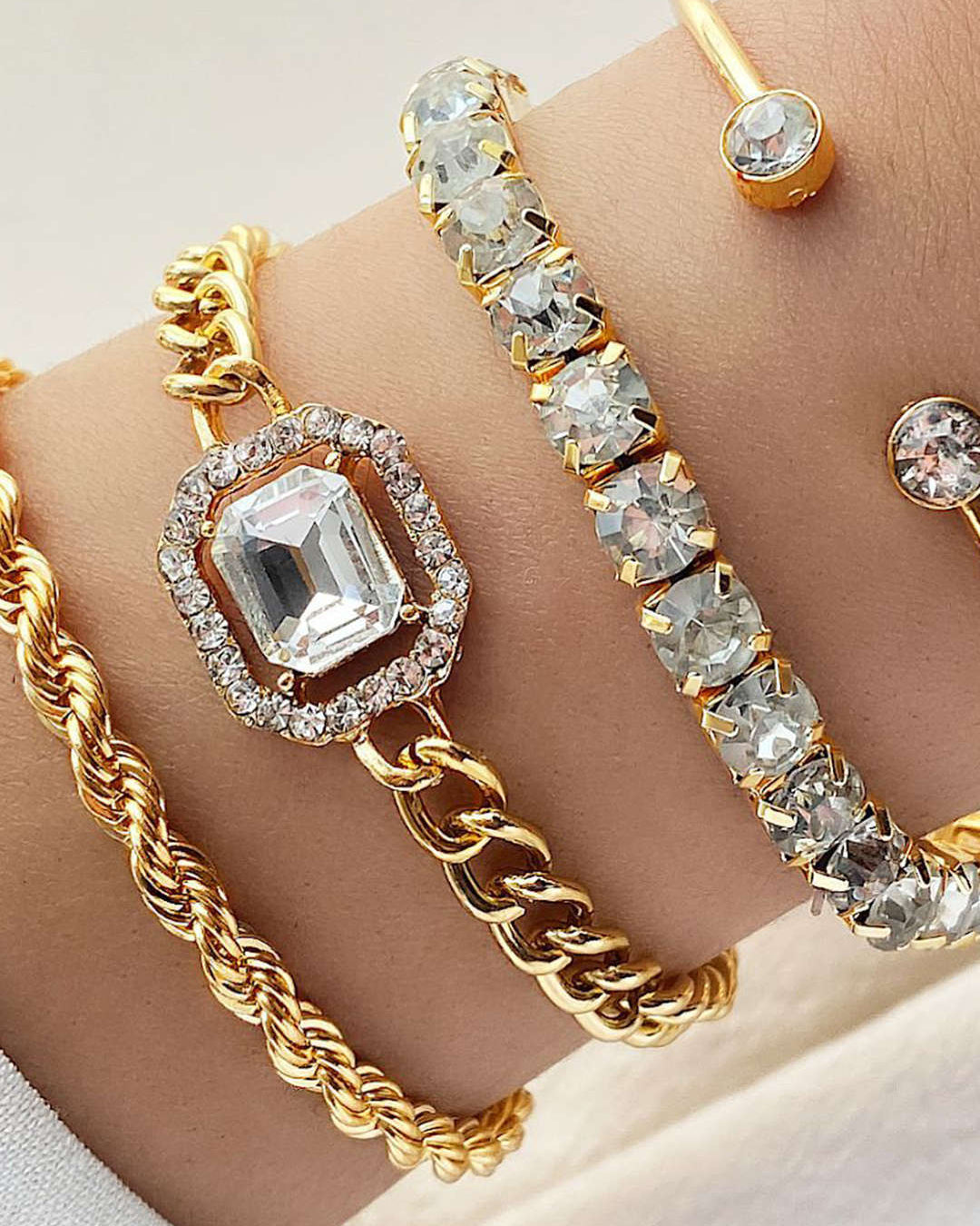 Conjunto de Pulseras con Tachuelas
