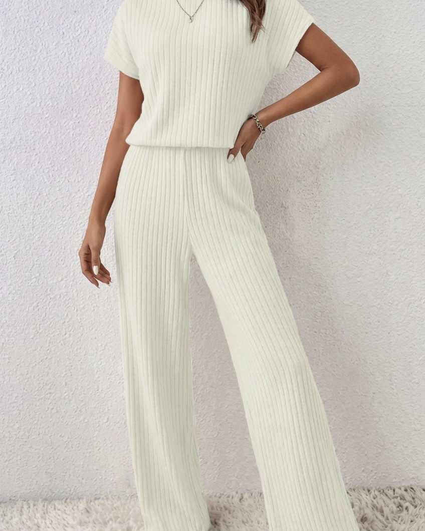 Conjunto de Dos Piezas de Punto Acanalado: Suéter Corto de Cuello Alto con Cremallera en Color Crema y Pantalón Amplio de ElevenOra