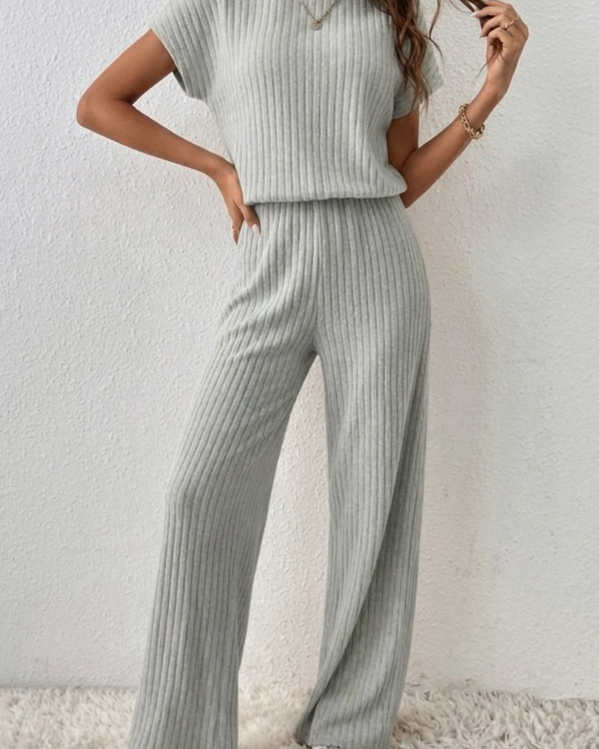 Conjunto de Dos Piezas de Punto Acanalado: Suéter Corto de Cuello Alto con Cremallera en Color Crema y Pantalón Amplio de ElevenOra
