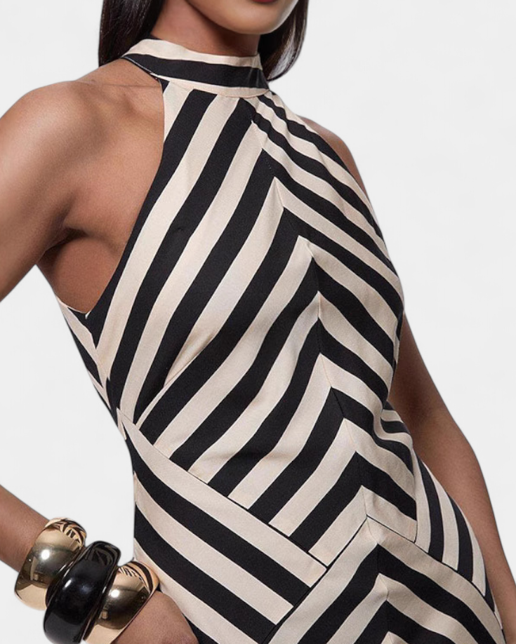 Crispina Vestido Maxi Halter con Rayas Chevron y Espalda Descubierta