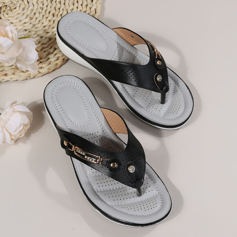 Tarsila | Sandalias de cuña para mujer con tiras decorativas | Elegantes