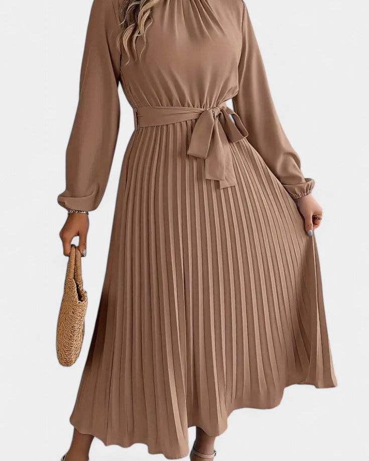 Theresa Vestido con Cuello Alto y Cinturón Plisado