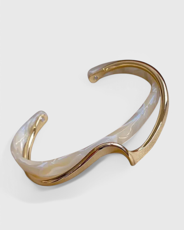 Pulsera Elegante de Ópalo Blanco con Acabado en Dorado